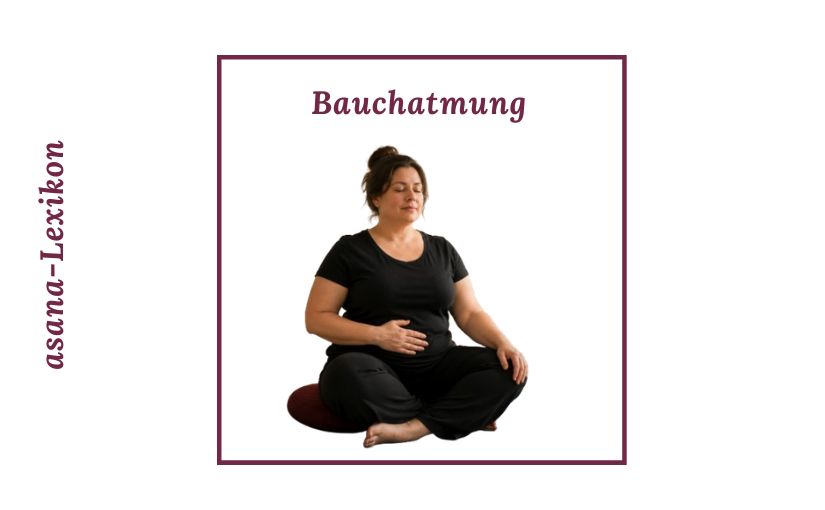 Kurvige Frau im Schneidersitz, die sich auf die Bauchatmung fokussiert