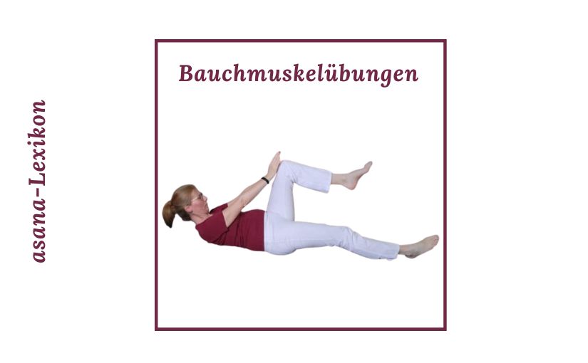 Bauchübung Frau führt Yoga Bauchübung aus