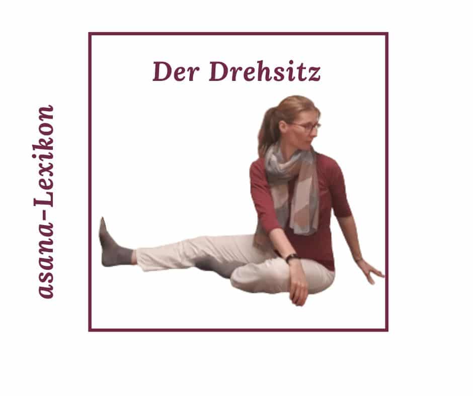 Yoga-Übung Drehsitz in der Curvy Yoga Variante