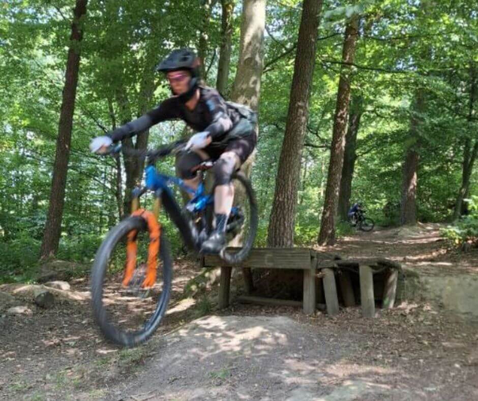 Mointainbike Drop im wald