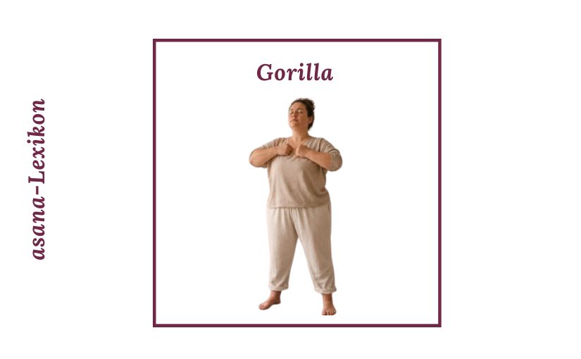 Kurvige Frau steht auf der Yogamatte und praktiziert die Atemübung Gorilla
