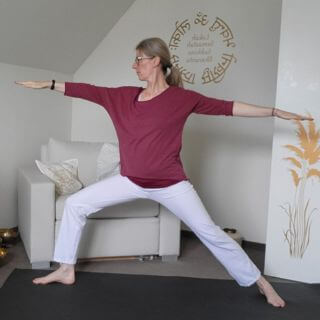 Heldinnenstellung I Heldinnenhaltung I im Curvy Yoga (Kriegerhaltung)