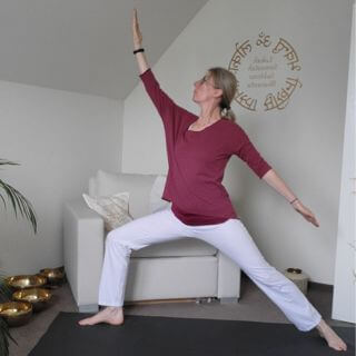 Heldinnenstellung II Heldinnenhaltung II im Curvy Yoga (Kriegerhaltung)