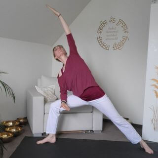 Heldinnenstellung III Heldinnenhaltung III im Curvy Yoga (Kriegerhaltung)