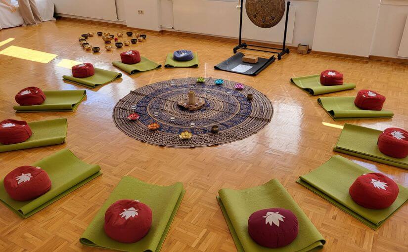 Yogaraum gestaltet für ein Retreat mit Yogamatten, die im Kreis liegen und in der MItte dekoriert ist