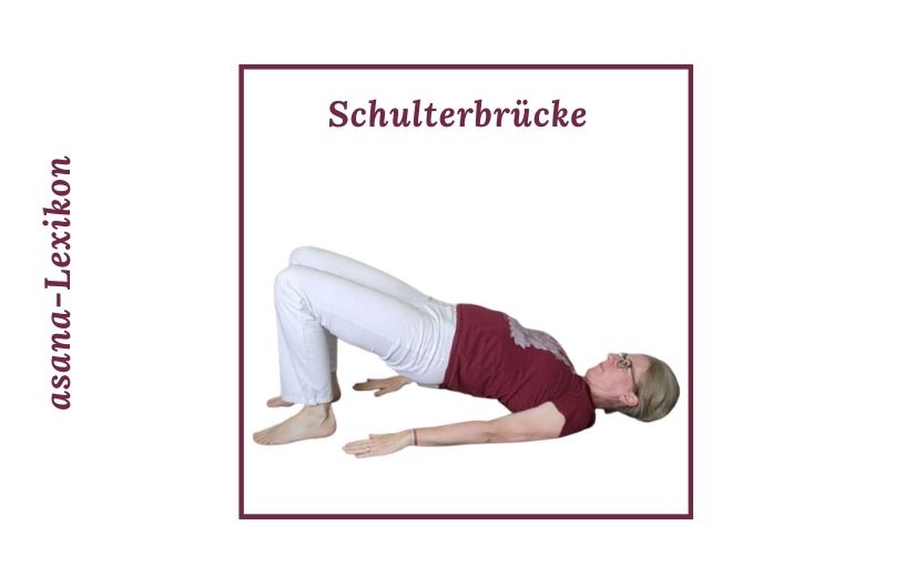 Yogalehrerin Melli zeigt die Yoga-Haltung Schulterbrücke