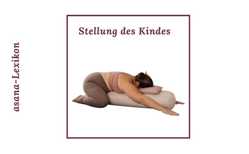 Kurvige Frau in unterstützter Kindshaltung mit Bolster und geöffneten Knien in ruhiger, weicher Atmosphäre.