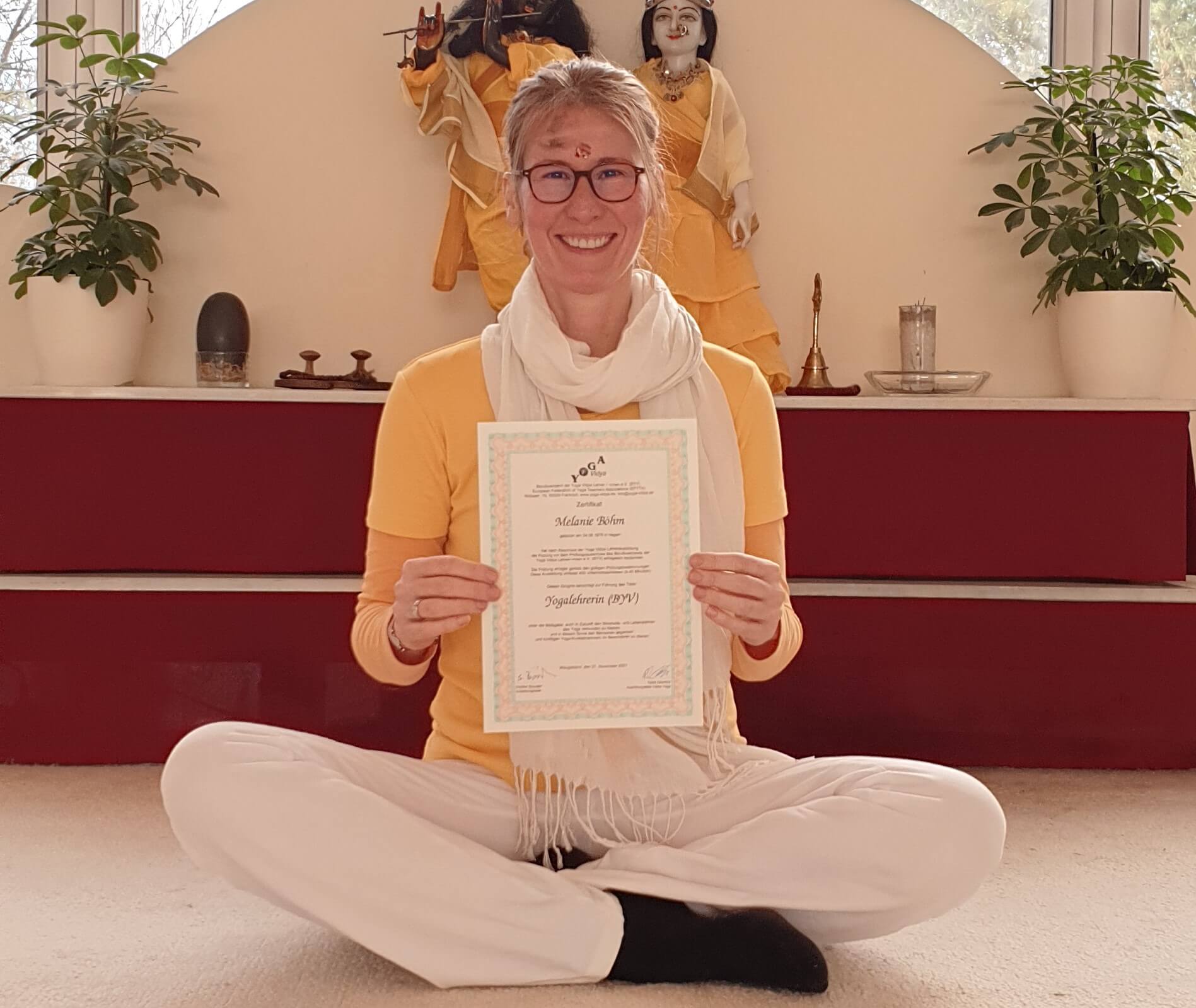 Melli mit Zertifikat der Yogalehrer-Ausbildung
