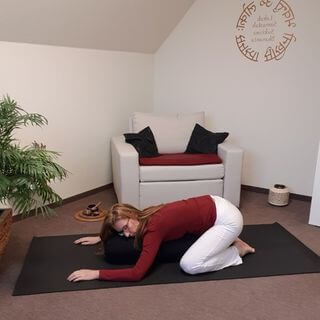 Yin Yoga Haltung mit Kissen